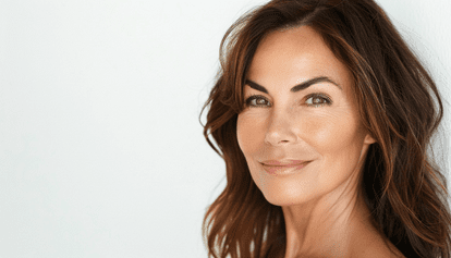 Belle femme dans la quarantaine satisfaite de son apparence