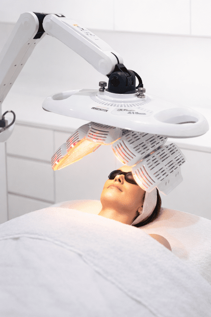 Humaderme patient in light therapy Healite II™