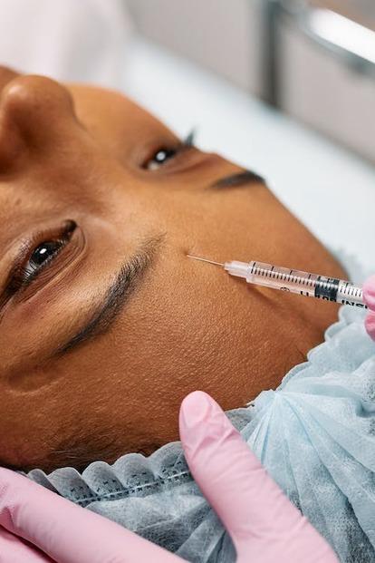 Patiente recevant des soins esthétiques par injections
